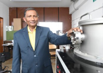 En el Instituto de Física el doctor Pal diseña y fabrica nanomateriales para biotecnología y electrónica