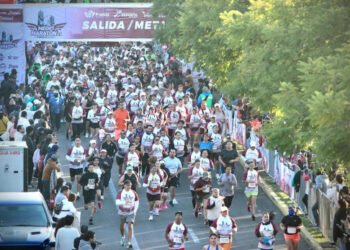 Pepe Chedraui dio el banderazo de la salida al Medio Maratón 21K Puebla 2025