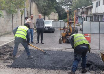 Supervisa Pepe Chedraui trabajos de bacheo en la colonia San José del Conde