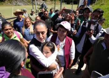 “Seguimos en territorio. Saldremos adelante”: Presidenta Claudia Sheinbaum en su segundo día de recorrido en zonas afectadas por las lluvias