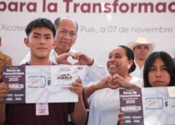 Gobierno amplía conectividad digital; 2 mil jóvenes en Xicotepec reciben becas del bienestar
