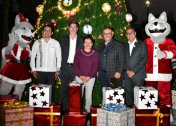 Enciende la Rectora Lilia Cedillo el Árbol de Navidad en el área de la Salud