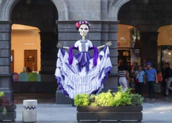 El Paseo de Flores y Catrinas enmarca la celebración del Día de Muertos en la capital