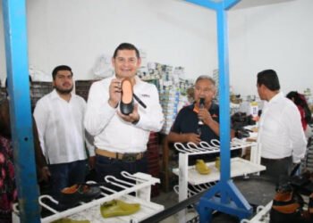 A favor de la economía familiar, Gobierno Estatal concluye entrega de uniformes y zapatos