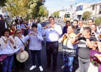 Acompañado por vecinos, gobernador Armenta supervisa avance del 60 por ciento en pavimentación de la 24 Sur