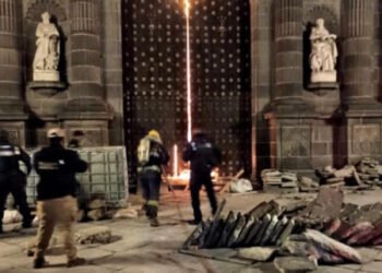 Protección Civil sofoca incendio en Catedral de Puebla