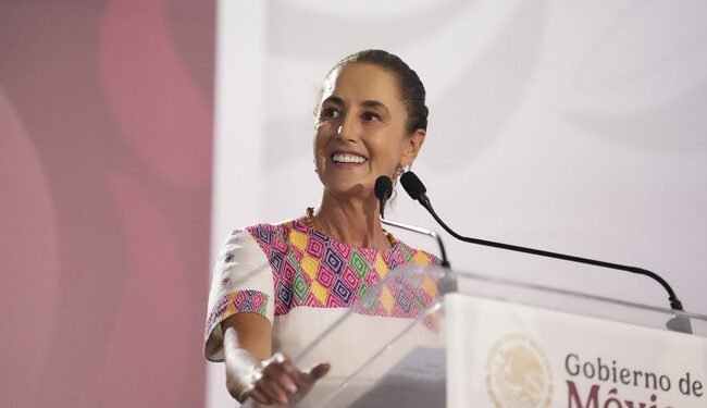 Petatlán, Guerrero, México, 10 de enero de 2026.
La doctora Claudia Sheinbaum Pardo, presidenta Constitucional de los Estados Unidos Mexicanos en Programas para el Bienestar. Petatlán, Guerrero. La acompañan Carlos Torres Rosas, secretario técnico del Gabinete de la Presidencia y coordinador general de Programas para el Bienestar; María Teresa Orozco, derechohabiente Pensiones Bienestar; Leonida Cisneros Hernández, derechohabiente Pensiones Bienestar; Jesús Salvador Valencia Guzmán, subsecretario de Bienestar; Evelyn Cecia Salgado Pineda, gobernadora Constitucional del Estado de Guerrero; Ariadna Montiel Reyes, secretaria del Bienestar; Sebastián Ramírez Mendoza, director general del Fondo Nacional de Fomento al Turismo (Fonatur); María Reséndiz Carmona, derechohabiente Pensiones Bienestar; José Manuel Hernández García, derechohabiente Pensiones Bienestar; Leticia Ramírez Amaya, coordinadora general de asuntos intergubernamentales y participación socialy José Popoca Martínez, presidente municpal de Petatlán.
Foto: Hazel Cárdenas / Presidencia