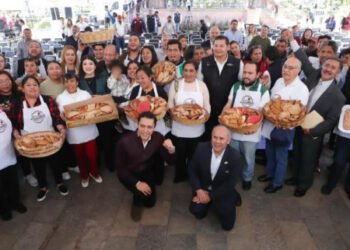 Pan de Zacatlán recibe denominación constitucional y homenaje a panaderas y panaderos