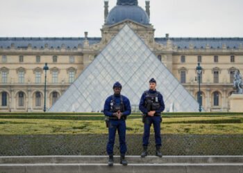 Otro escándalo en el Louvre: una red de guías falsos estafó millones de dólares durante una década