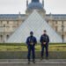 Otro escándalo en el Louvre: una red de guías falsos estafó millones de dólares durante una década
