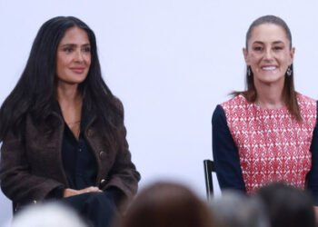 Salma Hayek lanza una perla a Sheinbaum: “Lo que no teníamos era esta presidenta”