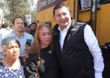 Tras 30 años de abandono, gobierno estatal pavimenta 105 calles al norte de Puebla