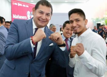 Gobernador Armenta Mier reconoce a “El Tigre” Arellano y le otorga beca universitaria