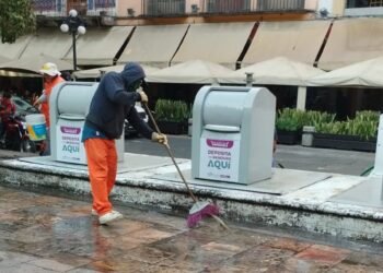 Gobierno de Pepe Chedraui refuerza limpieza urbana con lavado de papeleros y soterrados en el Centro Histórico