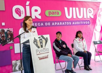Refuerza MariElise Budib acciones de inclusión social con entrega de 52 aparatos auditivos a poblanas y poblanos de la capital