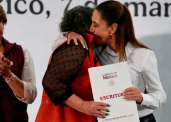Presidenta Claudia Sheinbaum entrega 500 escrituras y 447 condonaciones de créditos a mujeres de Tecámac, Edomex