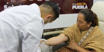 Salud acerca servicios gratuitos y preventivos a familias de Tehuacán