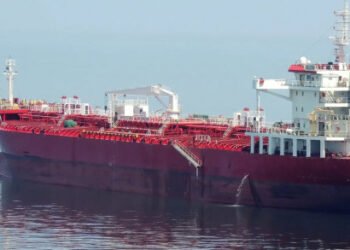 Petrolero chino desafía a Trump y cruza Ormuz a pesar de su bloqueo