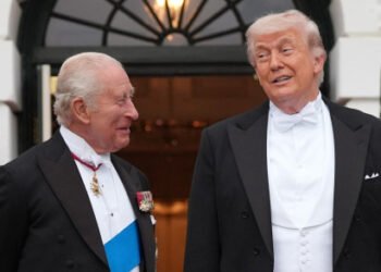 El rey británico a EE.UU.: “De no ser por nosotros, ustedes hablarían francés”