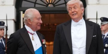 El rey británico a EE.UU.: “De no ser por nosotros, ustedes hablarían francés”