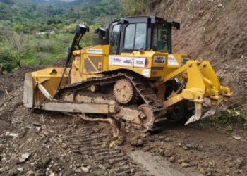 Reconstruye Gobierno de Puebla carretera en Pahuatlán por derrumbe menor
