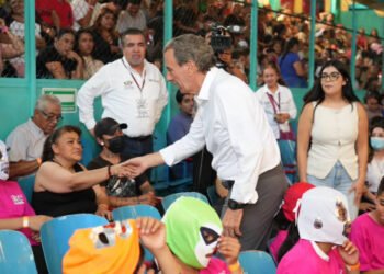 Con función de lucha libre, Pepe Chedraui celebra el Día de la Niñez