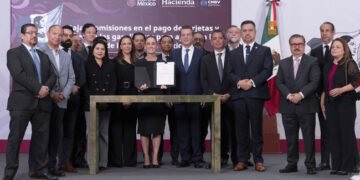 Presidenta firma acuerdo para reducir comisiones en pagos de gasolina y diésel con tarjetas y vales