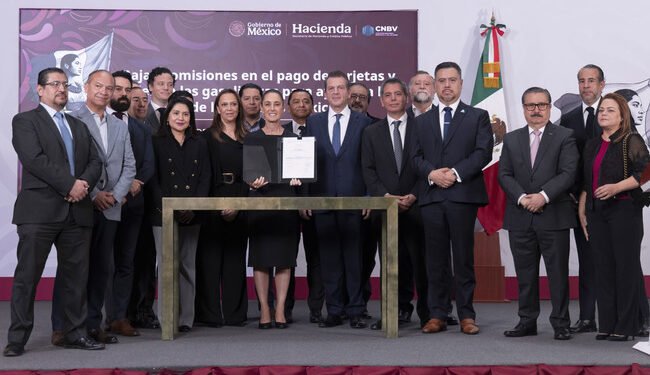 Cuauhtémoc, Ciudad de México. 27 de abril 2026. La presidenta constitucional de los Estados Unidos Mexicanos, la Doctora Claudia Sheinbaum Pardo en conferencia de prensa matutina en el salón de la Tesorería de Palacio Nacional. La acompañan: Edgar Amador, secretario de Hacienda; Marco Antonio Martínez, representante legal de Asociación de Sociedades Emisoras de Vales; Alberto Balderas Hernández representante legal de Asociación de Sociedades de Emisoras de Vales; Josefina Martines, representante legal de Edenred México; Iván Escalante, Procurador Federal del Consumidor (Profeco) y Diana Aurora Correa, subdirectora de Diseño Digital y Medios Sociales en la Unidad de Memoria. Foto: Juan Carlos Ramos Mamahua/Presidencia