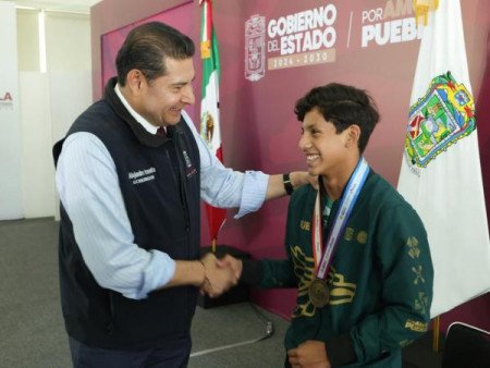 Gobierno Estatal premia esfuerzo de atletas poblanos en Olimpiada CONADE 2026