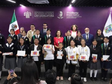 Jóvenes indígenas ponen en alto a Puebla en Olimpiada de Matemáticas