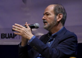 Presenta Juan Villoro “Los héroes numerados” en el Teatro del CCU BUAP