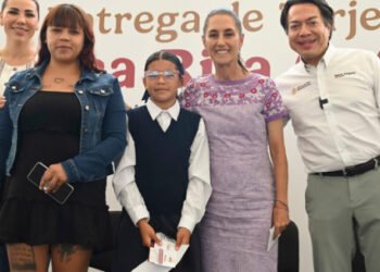 En Tijuana, Presidenta entrega tarjetas de la Beca Rita Cetina para uniformes y útiles; la recibirán 9 millones de estudiantes en el país