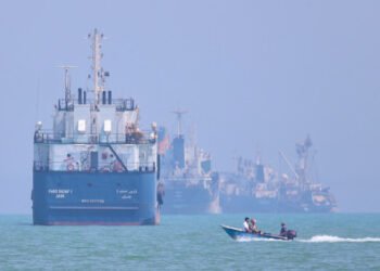 El tráfico en Ormuz se detiene casi por completo en medio de los ataques entre EE.UU. e Irán