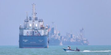 El tráfico en Ormuz se detiene casi por completo en medio de los ataques entre EE.UU. e Irán