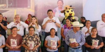 Gobierno Federal y Estatal cumplen compromisos con familias de Pantepec