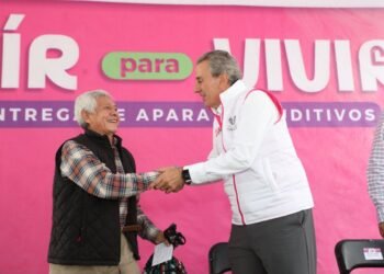 Pepe Chedraui entrega 50 aparatos auditivos para mejorar la calidad de vida de personas con discapacidad auditiva