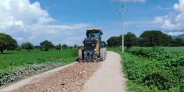 Rehabilita Gobierno del Estado caminos saca cosechas en Xochitlán Todos Santos