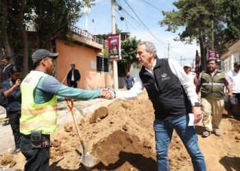 Supervisa Pepe Chedraui trabajos de pavimentación en la colonia Guadalupe Hidalgo 2da. Sección