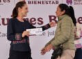 La Pensión Mujeres Bienestar no es una dádiva, es un derecho de las mexicanas: Presidenta en entrega de tarjetas en Río Grande, Zacatecas