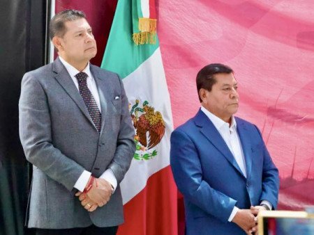 Gobierno estatal encabeza transformación histórica de caminos y vialidades con maquinaria propia.