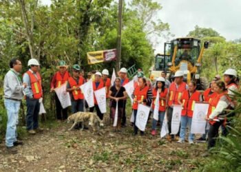 Inicia Gobierno del Estado trabajos de mejoramiento en camino rural en la Sierra Nororiental