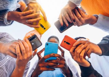 ¿No puedes soltar el celular?: podría ser nomofobia