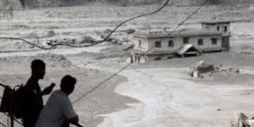 Destrucción y caos en Nepal tras una riada que arrasó puentes e instalaciones