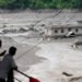 Destrucción y caos en Nepal tras una riada que arrasó puentes e instalaciones