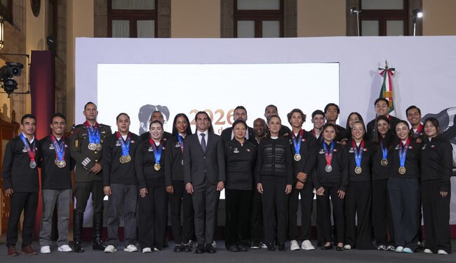 Cuauhtémoc, Ciudad de México. 12 de agosto 2026. La presidenta constitucional de los Estados Unidos Mexicanos, la Doctora Claudia Sheinbaum Pardo en conferencia de prensa matutina en el salón de la Tesorería de Palacio Nacional. La acompañan: Rommel Pacheco Marrufo, director general de la Comisión Nacional de Cultura Física y Deporte (Conade); Carolina Acosta, directora de Alto Rendimiento en la Comisión Nacional de Cultura Física y Deporte (CONADE); Jahir Ocampo Marroquín es el director del Centro Nacional de Desarrollo de Talentos Deportivos y Alto Rendimiento (CNAR); medallistas juegos centroamericanos. Foto: Hazel Cárdenas/Presidencia