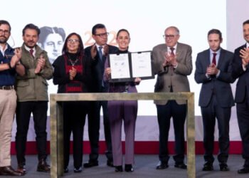 Presidenta firma decreto para creación de 12 mil 750 consultorios del Servicio Universal de Salud; entran en operación en enero de 2027