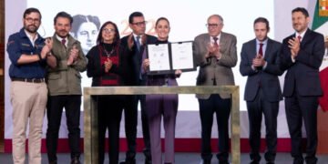 Presidenta firma decreto para creación de 12 mil 750 consultorios del Servicio Universal de Salud; entran en operación en enero de 2027
