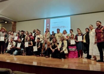 Artesana poblana es reconocida por preservar tradición textil de Naupan