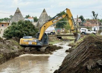 Gobierno estatal despliega maquinaria pesada tras deslaves e inundaciones en Ciudad Serdán