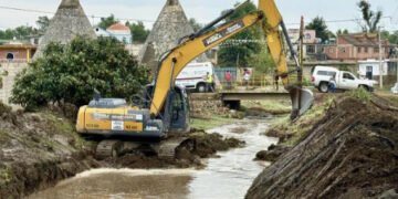 Gobierno estatal despliega maquinaria pesada tras deslaves e inundaciones en Ciudad Serdán